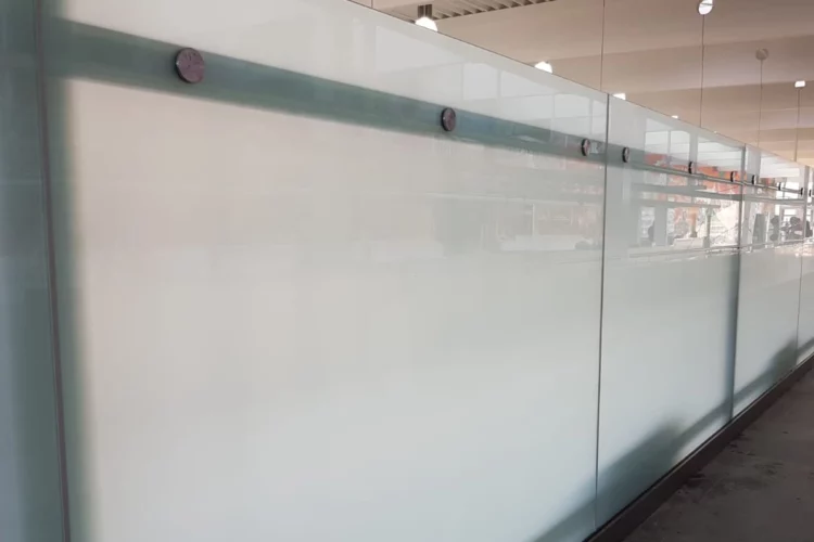 Glastrennwand mit Sichtschutz-Folierung