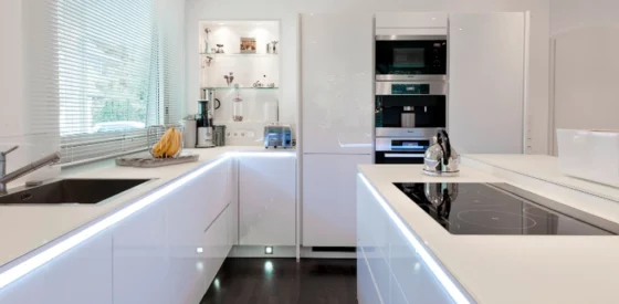 Küche renoviert mit Küchenfronten aus Glas