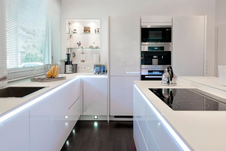 Küche renoviert mit Küchenfronten aus Glas
