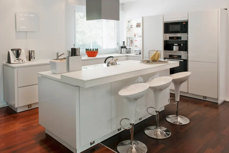 Küche renoviert mit Glas-Verkleidung