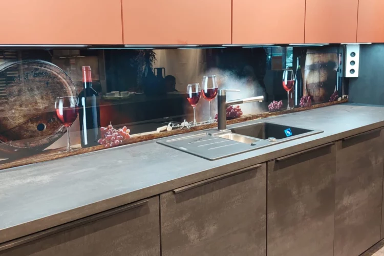 Glas-Küchenrückwand mit farblich abgestimmten Motiv