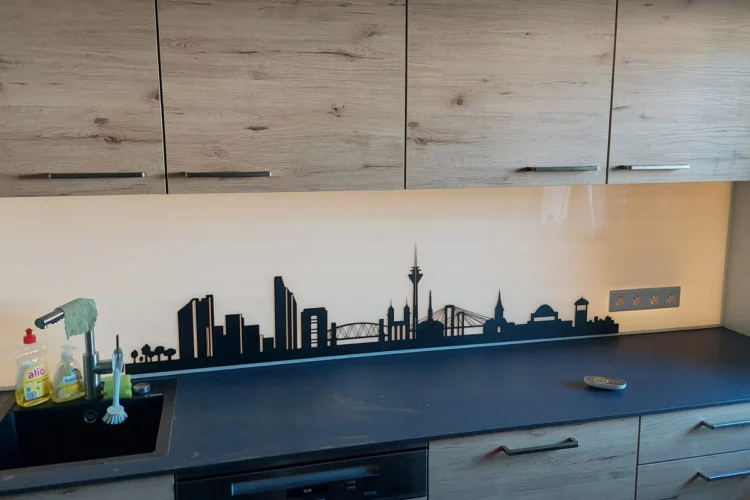 Glas-Küchenrückwand beleuchtet mit Skyline-Motiv