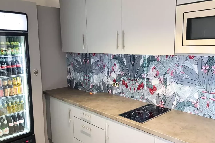 Glas-Küchenrückwand mit Einfassung eines Wandversatzes