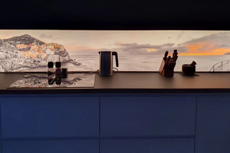 Glas-Küchenrückwand mit Beleuchtung