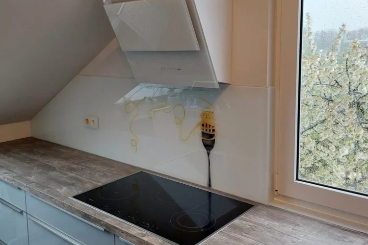Glas-Küchenrückwand mit Dachschräge