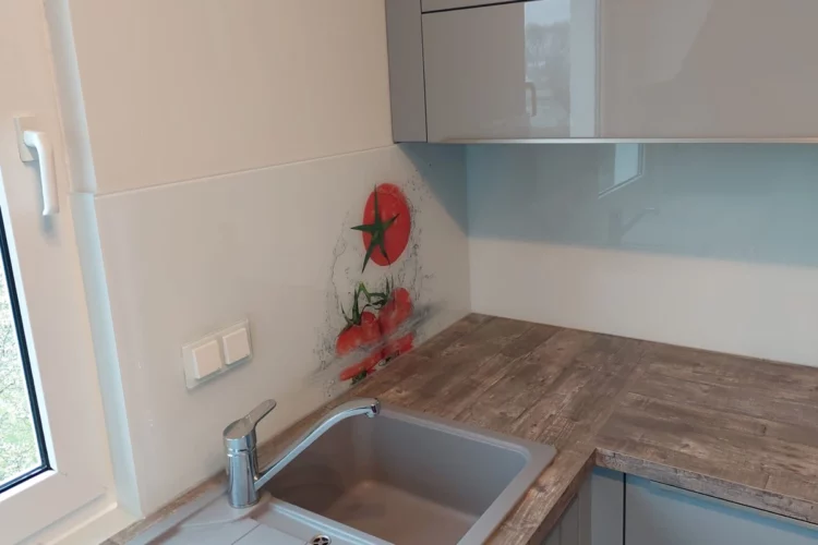 Glas-Küchenrückwand mit Dachschräge